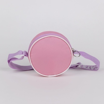 Mala pequena redonda rosa com alça lilás e texto STAYS.