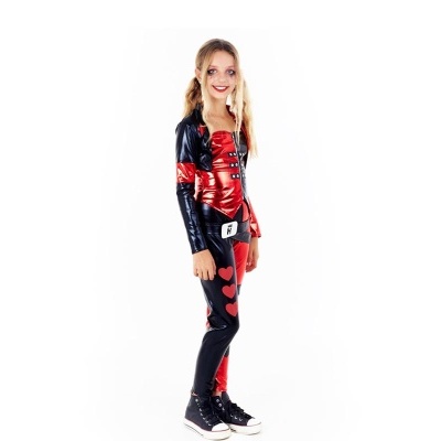 Fato infantil de Carnaval inspirado em rainha de copas, vermelho e preto, com corações e cinto branco, num fundo branco.