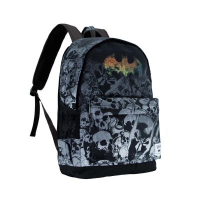 mochila preta e cinzenta com padrão de caveiras e símbolo do Batman
