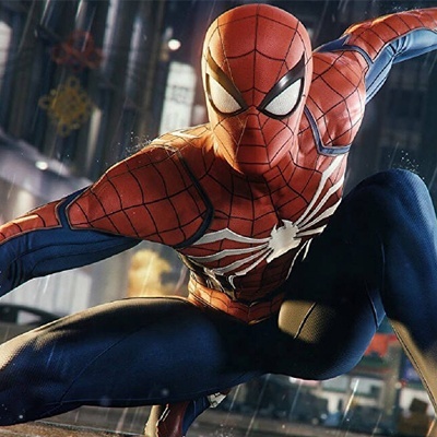 Figura de super-herói com fato vermelho e azul com padrão de teia e símbolo de aranha