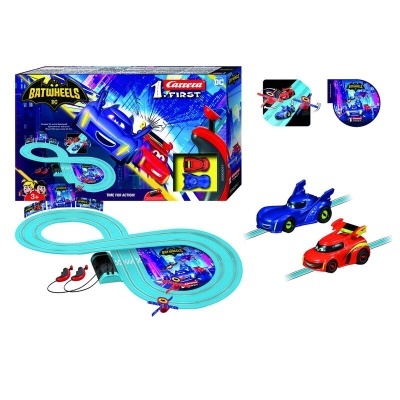Conjunto de pista de corrida azul claro com dois carros de brinquedo em vermelho e azul e embalagem colorida.
