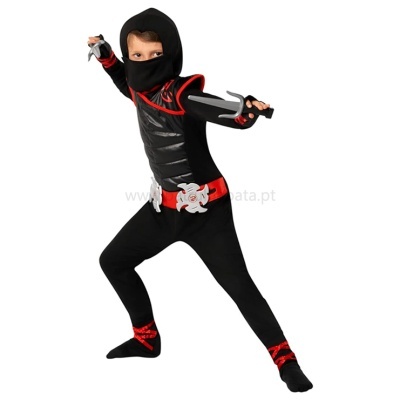 Fato de ninja infantil preto com detalhes vermelhos e brancos, em pose de luta