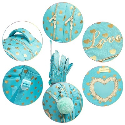 Mochila azul turquesa com corações dourados e detalhes em pompom e fechos