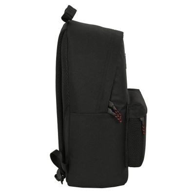 Mochila preta vista de perfil com bolso frontal e fechos com cordões