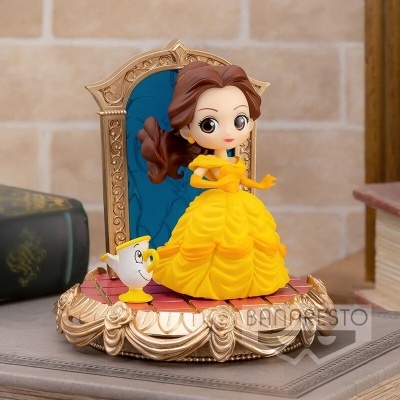 Figura colecionável de princesa com vestido amarelo e bule amarelo numa cadeira decorativa azul e dourada