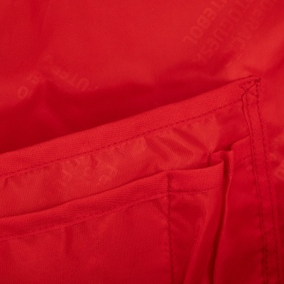 Tecido vermelho com bolso e costura detalhada