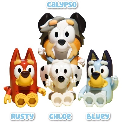Quatro figuras de brinquedo de cães coloridos, nomeados RUSTY, CHLOE, BLUEY e CALYPSO sobre fundo branco