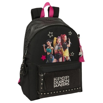 Mochila preta com personagens femininas e texto KPOP DEMON HUNTERS