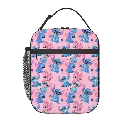 Mochila com padrão de Stitch e Angel em azul e rosa sobre fundo rosa