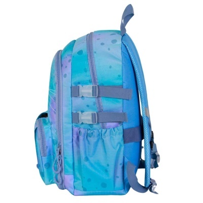 Mochila azul com padrão em tons lilás e azul e múltiplos compartimentos