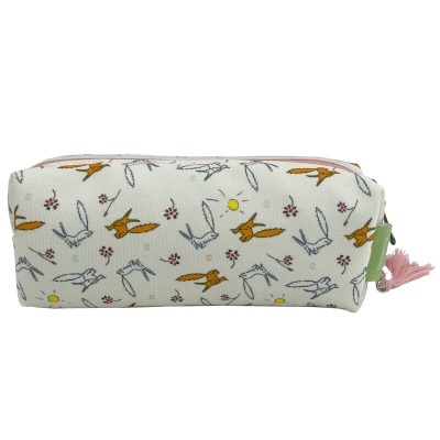 Estojo retangular de tecido branco com padrão de pássaros amarelos, azuis e roxos e fecho cor de rosa