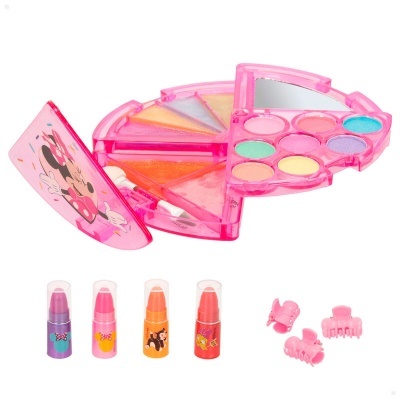Conjunto de maquilhagem infantil com pós coloridos, batons e molas de cabelo rosa