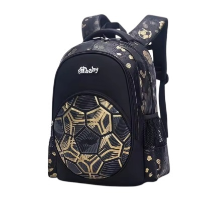 Mochila preta com padrão dourado de bola de futebol e texto Silbaby