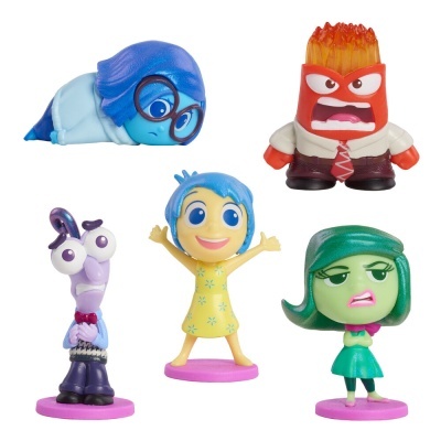 Figuras de personagens de plástico do filme Inside Out em várias cores sobre bases rosa.