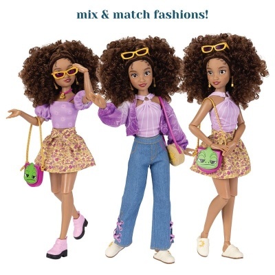 Três bonecas com roupas coloridas e cabelo encaracolado