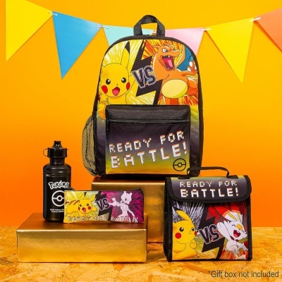 Conjunto mochila, bolsa térmica e garrafa preta com tema Pokémon e imagens coloridas de personagens