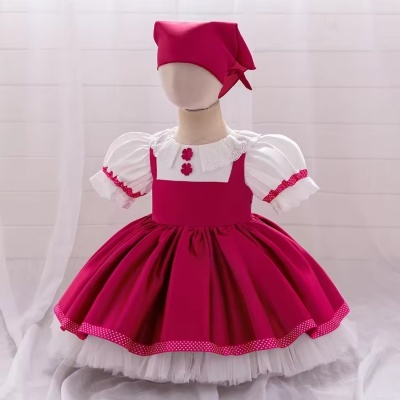Vestido infantil cor-de-rosa com detalhes brancos e chapéu