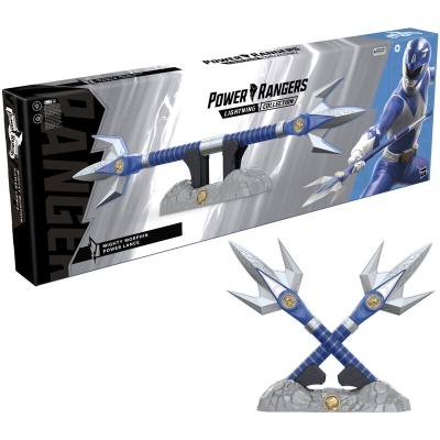 Brinquedo Power Rangers lança azul e prata com suporte, na embalagem