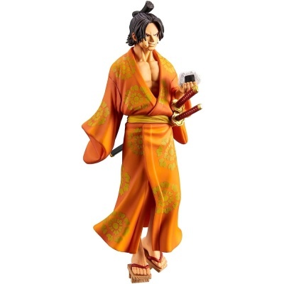 Figura colecionável com quimono laranja com padrão dourado e segurando um onigiri