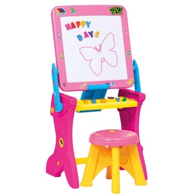 Quadro infantil de pintura rosa com banco colorido.