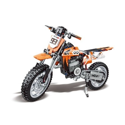 Moto de brinquedo motocross laranja feita de blocos de construção plásticos.