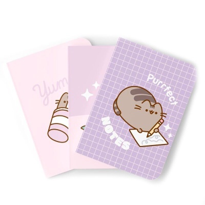 Três cadernos coloridos com desenhos do Pusheen e texto 'Purrfect NOTES' no caderno lilás em primeiro plano.