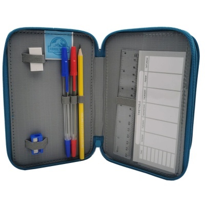 Estojo escolar aberto com canetas, lápis, afia, réguas e cartão para identificação.