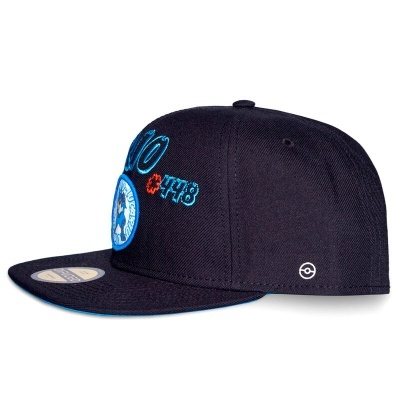 Boné snapback preto com bordados azuis e vermelhos