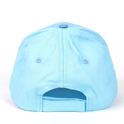 Boné azul claro visto por trás com fecho ajustável de velcro
