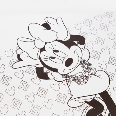 Ilustração a preto e branco da personagem Minnie Mouse num tecido branco