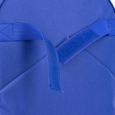 Tecido azul com tira de velcro azul numa superfície acolchoada
