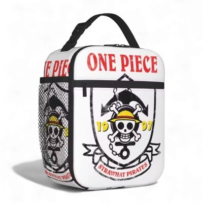 Mala térmica branca com logo dos Straw Hat Pirates e texto One Piece