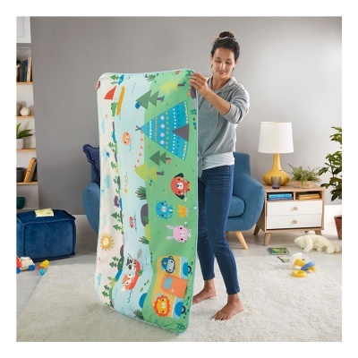 Colchão insuflável infantil com padrão colorido e desenhos animados