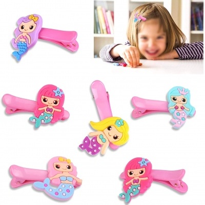 Presilhas de cabelo cor-de-rosa com figuras coloridas de sereias e criança a usar uma delas