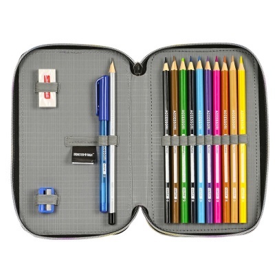 Estojo cinzento aberto com lápis, caneta, borracha e apontador