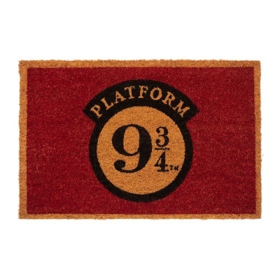 Tapete retangular vermelha com círculo castanho e texto PLATFORm 9 3/4