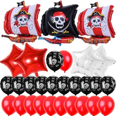 Balões decorativos com tema de pirata em várias cores e formas, incluindo caveiras e navios