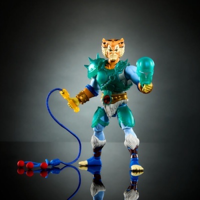 Figura de ação com armadura verde e cauda de tigre segurando capacete e chicote