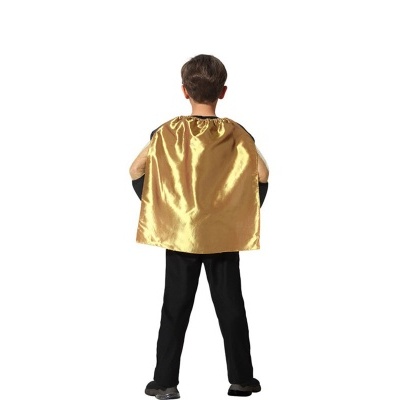 Criança com capa dourada brilhante vista de costas