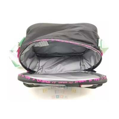 Mochila preta aberta com interior cinza e fecho rosa