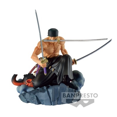 Figura colecionável de personagem masculino com três espadas ajoelhado sobre base rochosa azul
