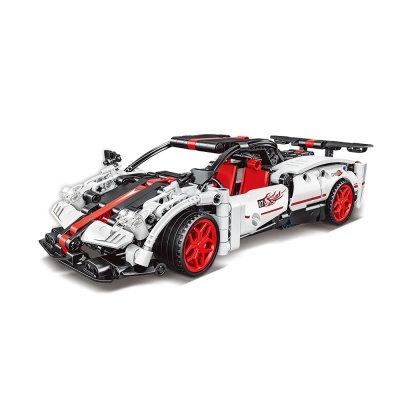 Miniatura de carro desportivo construído com peças tipo Lego, branco, vermelho e preto.