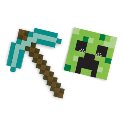 Brinquedos Minecraft pixelizados, picareta azul e castanha e máscara verde com rosto em padrão pixel