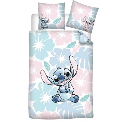 Conjunto de roupa de cama infantil com personagem Stitch e padrão de flores em tons pastel.