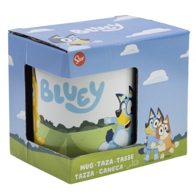 Caneca branca com personagem Bluey em embalagem azul com nuvens