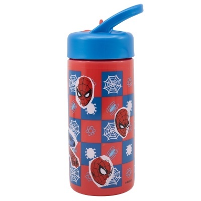 Garrafa de bebida vermelha e azul com motivos do Homem-Aranha