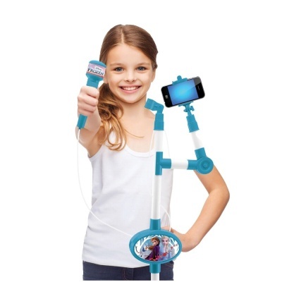 Menina com microfone e suporte para telemóvel tema Frozen