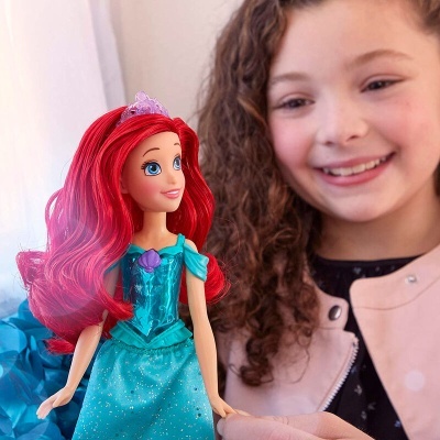 Boneca princesa Ariel com vestido azul e menina sorridente