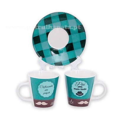 Conjunto de chá com dois copos e um pires azul com padrão quadriculado