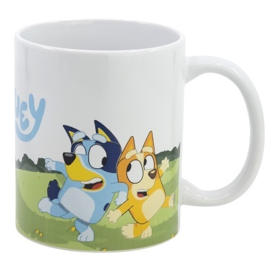 Caneca branca com personagens animados em ambiente exterior